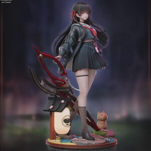 Puede incluir: Figura detallada de estilo anime de un personaje femenino con uniforme escolar, sosteniendo una gran arma roja. La figura tiene pelo largo negro y ojos rojos. Tambi&eacute;n hay una linterna japonesa y una peque&ntilde;a figura de oso. El texto "Wuthering Waves" es visible.