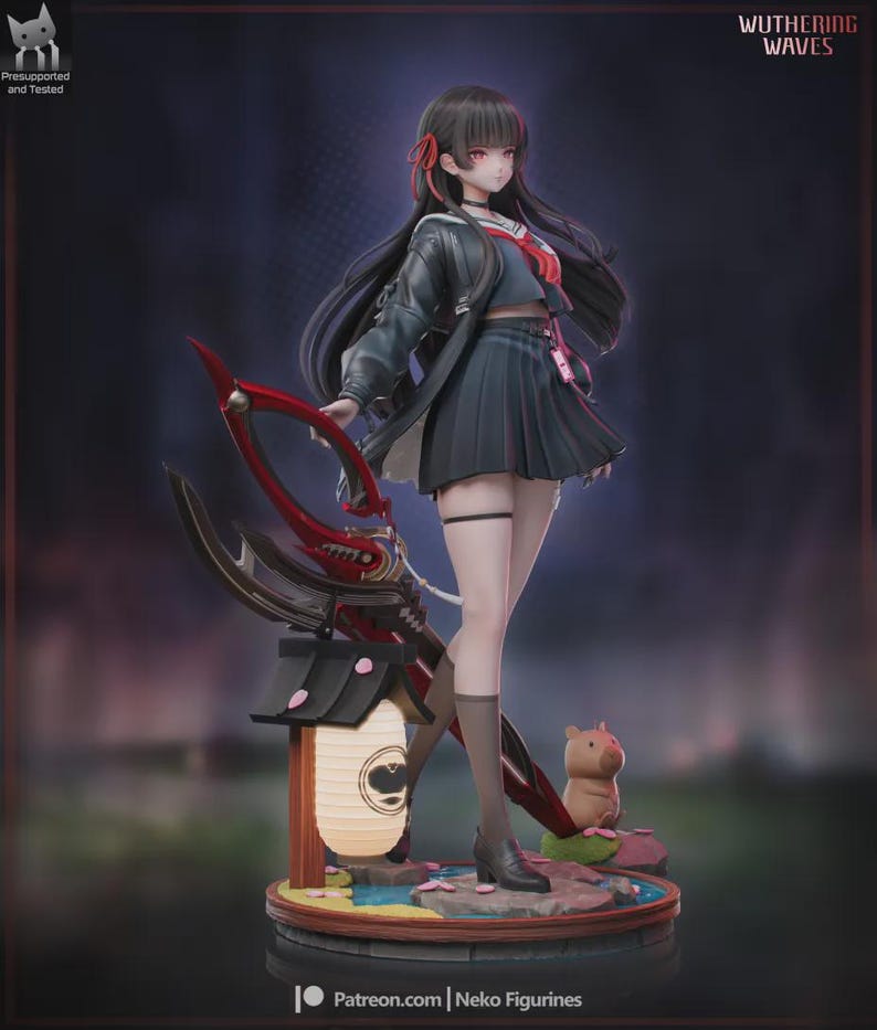 Puede incluir: Figura detallada de estilo anime de un personaje femenino con uniforme escolar, sosteniendo una gran arma roja. La figura tiene pelo largo negro y ojos rojos. Tambi&eacute;n hay una linterna japonesa y una peque&ntilde;a figura de oso. El texto "Wuthering Waves" es visible.