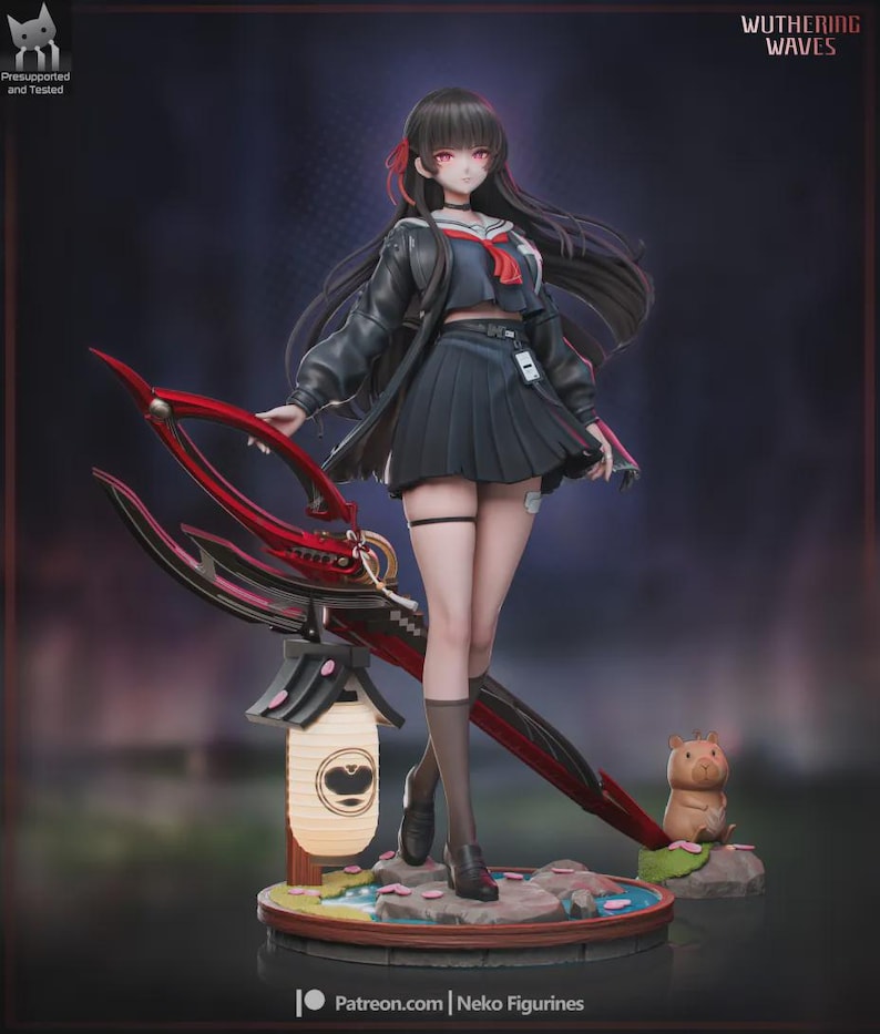 Puede incluir: Figura detallada de un personaje femenino de "Wuthering Waves" con uniforme escolar, sosteniendo un arma roja grande. La figura tiene pelo largo negro, ojos rojos y est&aacute; de pie sobre una base circular con una linterna y una peque&ntilde;a figura de animal.