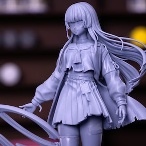 Puede incluir: Figura detallada, de color p&uacute;rpura claro, de un personaje femenino de anime. La figura tiene pelo largo y suelto, un uniforme escolar y sostiene un arma estilizada. La figura est&aacute; posada din&aacute;micamente, con detalles.