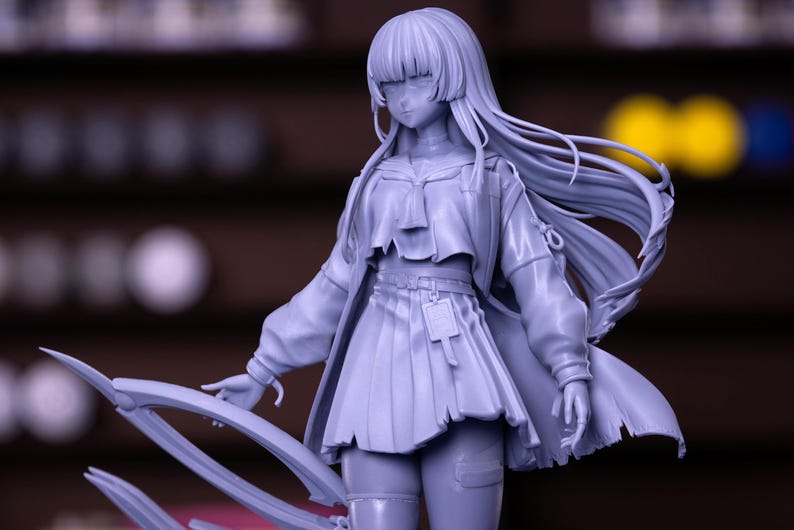 Puede incluir: Figura detallada, de color p&uacute;rpura claro, de un personaje femenino de anime. La figura tiene pelo largo y suelto, un uniforme escolar y sostiene un arma estilizada. La figura est&aacute; posada din&aacute;micamente, con detalles.
