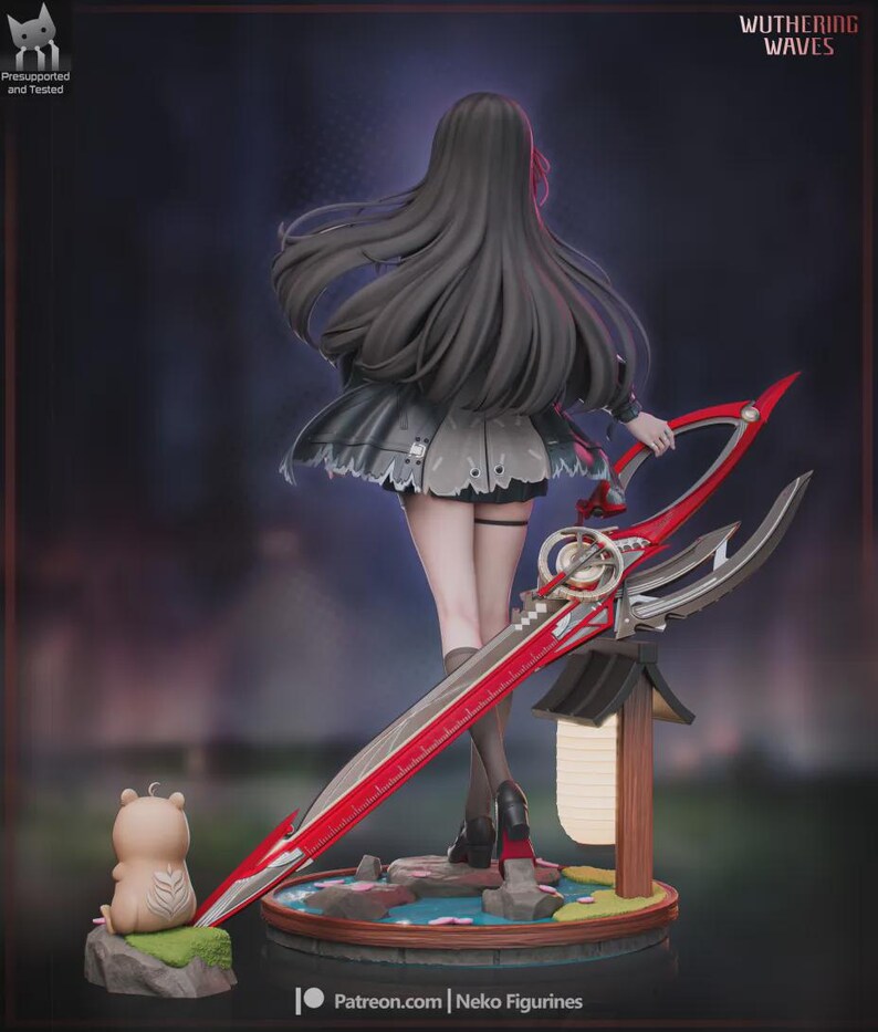 Puede incluir: Figura detallada de un personaje de "Wuthering Waves" con pelo largo negro y un vestido gris. La figura sostiene una gran espada roja y plateada. Tambi&eacute;n hay una peque&ntilde;a figura con forma de oso y una linterna japonesa en miniatura.