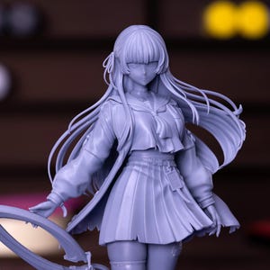 Puede incluir: Figura de estilo anime de color p&uacute;rpura claro de un personaje femenino con uniforme escolar. La figura tiene pelo largo y suelto, una falda plisada y una chaqueta. La figura sostiene un arma grande y ornamentada.