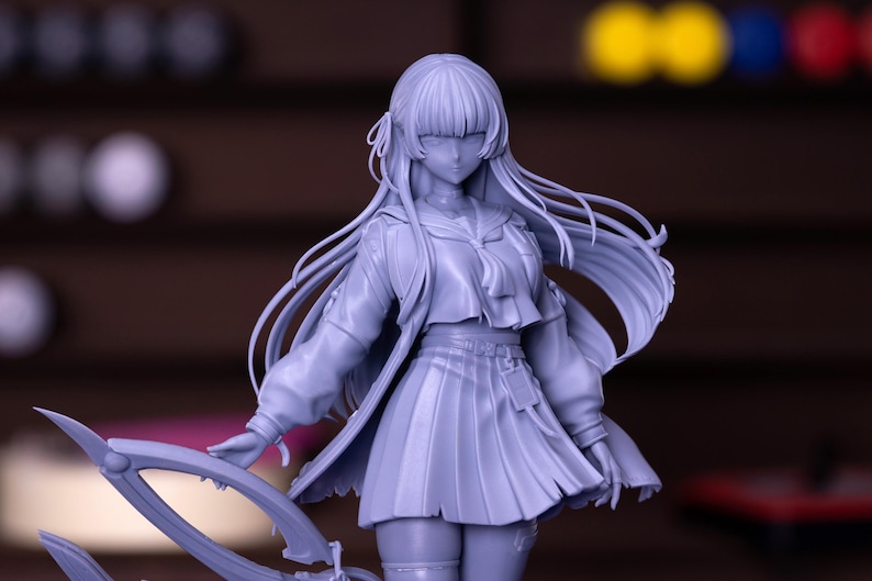 Puede incluir: Figura de estilo anime de color p&uacute;rpura claro de un personaje femenino con uniforme escolar. La figura tiene pelo largo y suelto, una falda plisada y una chaqueta. La figura sostiene un arma grande y ornamentada.