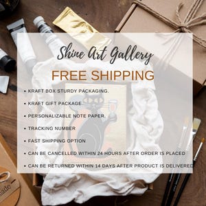 Puede incluir: Una caja de cart&oacute;n kraft con una pintura de un gato negro sosteniendo una copa de vino sobre un fondo dorado. El texto "Shine Art Gallery" y "FREE SHIPPING" son visibles. La caja tambi&eacute;n contiene materiales de arte y est&aacute; envuelta en tela blanca.