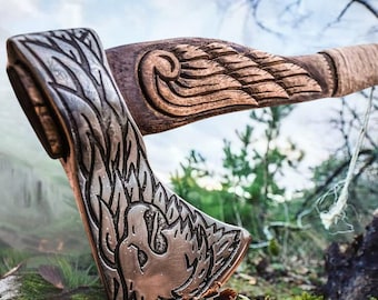 Hacha vikinga de acero al carbono forjada a mano: mango de palisandro y funda de cuero.