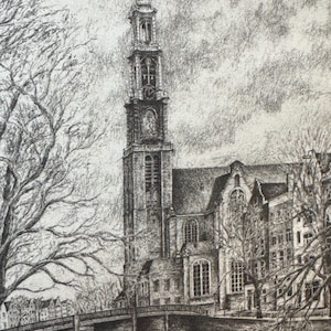 Op de afbeelding: Een gedetailleerde zwart-wit potloodtekening van een kerk met een opvallende klokkentoren. Een brug overspant een water in de voorgrond, met kale bomen en gebouwen. Het kunstwerk toont een gedetailleerde architecturale scène.