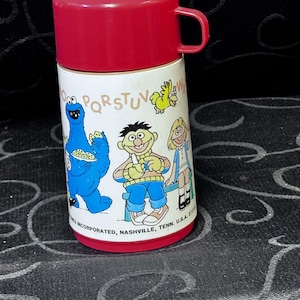 Garrafa térmica vintage da Vila Sésamo dos anos 70: Come-Come, Garibaldo, Ênio