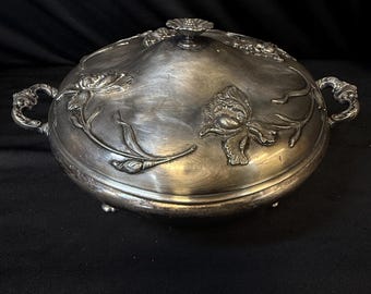 1890er Jugendstil versilberte Servierschale mit großen Iris-Blumen in Repousse