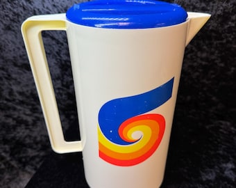 Vintage kunststof geïsoleerde kan uit de jaren 70 – Retro Swirl Design – Modern keukendecor – Drankkaraf met blauwe deksel