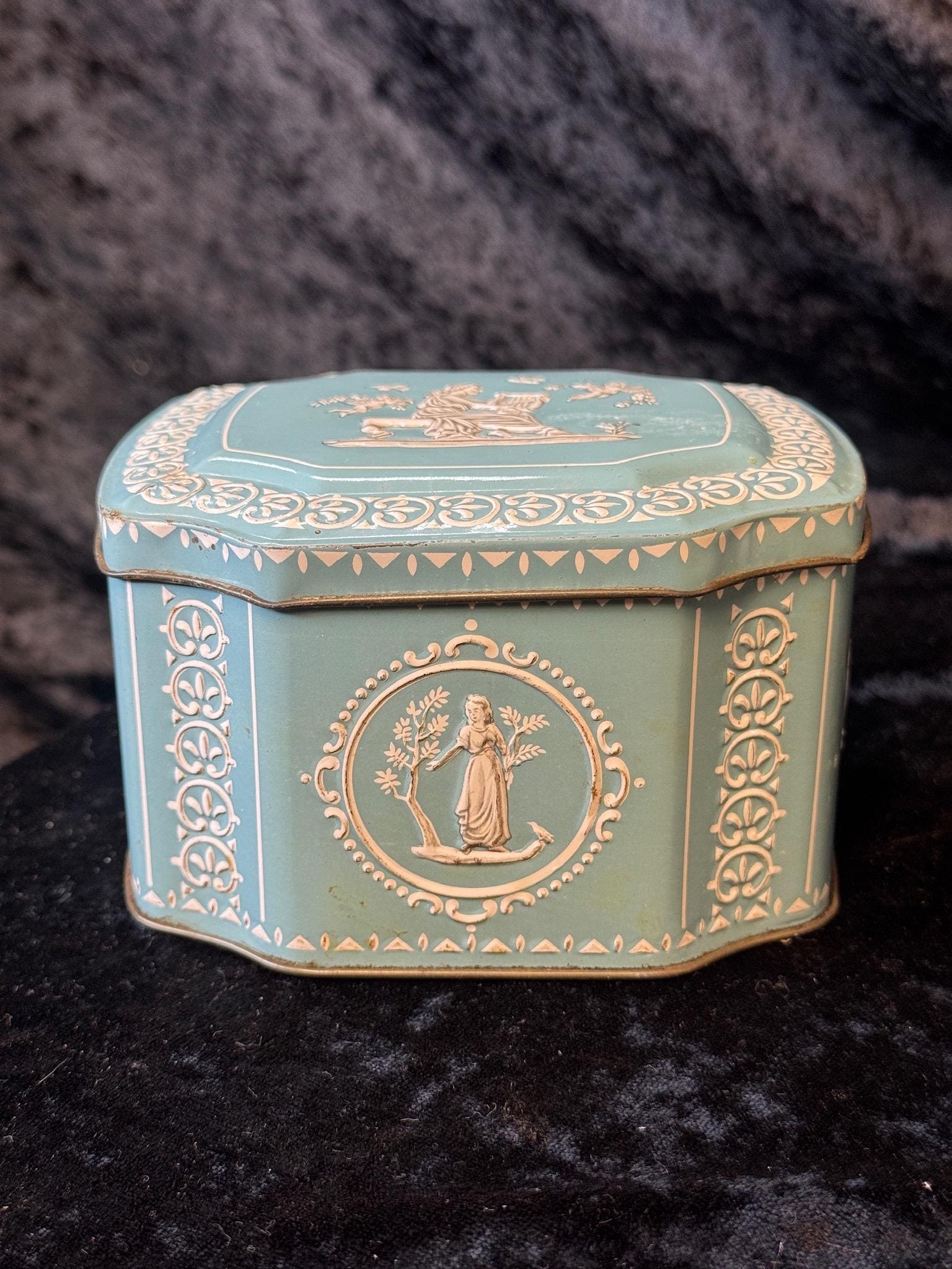 希少　J&B EDWARDIANエドワーディアン　ウッドギフトBOX750ml Vintage Wedgwood Style Blue Jasperware Tin Box Made in England