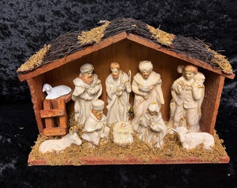 木製のキリスト降誕の像と素焼きの人形が付いたヴィンテージのキリスト