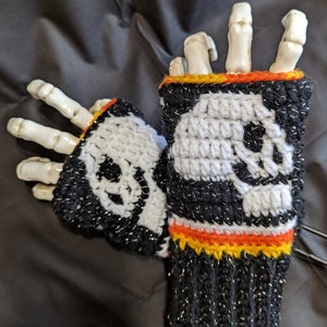 Digital Download Pattern - Mosaic Crochet - Skulls Fingerless Gloves