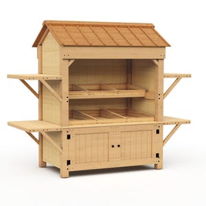 Puede incluir: Un puesto de mercado de madera clara con techo a dos aguas, estantes y un armario. El puesto tiene dos estantes laterales y dos estantes interiores. El techo y los estantes son de un tono marrón más oscuro.