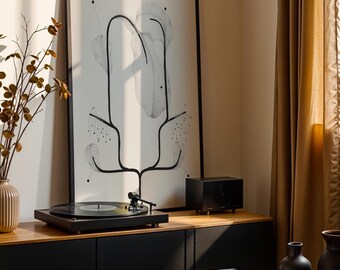 Pode incluir: Um toca-discos preto com um disco de vinil sobre um armário de madeira. Uma grande impressão emoldurada de arte abstrata está pendurada na parede. Um pequeno alto-falante preto e vasos decorativos também são visíveis.