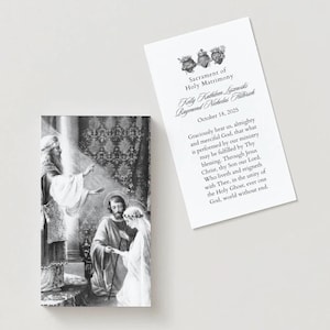 Puede incluir: Una tarjeta de invitación de boda en blanco y negro con una ilustración religiosa de una ceremonia de matrimonio. La tarjeta incluye el texto "Sacramento del Santo Matrimonio" y los nombres Kelly Kathleen Lizewski y Raymond Nicholas Filiberti, con la fecha del 18 de octubre de 2025.