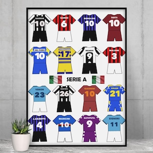 以下が含まれることがあります： セリエAのサッカーユニフォームをスタイリッシュに描いたフレームプリント。各ユニフォームには選手の名前と背番号が表示され、セリエAのロゴとイタリアの国旗が描かれています。バッジョ、ロナウド、トッティのユニフォームが含まれています。