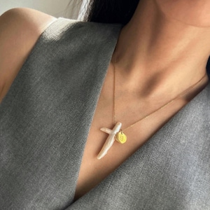 Echte parel kruisketting met initiaal label, barokke parel grote kruisketting, uniseks parelmoer kruisketting, eenvoudige alledaagse ketting