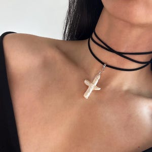 Parelachtige kruischoker, echte parel kruisketting, meervoudige kruisketting choker, tijdloze ketting, minimalistische ketting, cadeaus voor haar