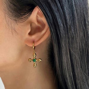 Gold Creolen mit baumelndem Kreuz Anhänger, Faux Malachite Ohrringe, zierliche grüne Stein Creolen, Minimalist Kreuz Schmuck