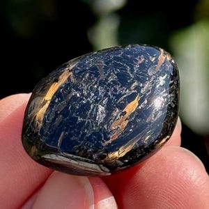 Peut inclure: Ensemble de trois mugs en céramique avec une finition mate et mouchetée. Les tasses sont de couleur crème, gris clair et gris foncé. Chaque mug a un design minimaliste et une anse arrondie.