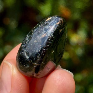 Cristal de Nuummita – Piedra de palma pulida con destello dorado / Piedra del hechicero / Piedra de conexión a tierra y protección / Gema curativa de Groenlandia / 27p-9