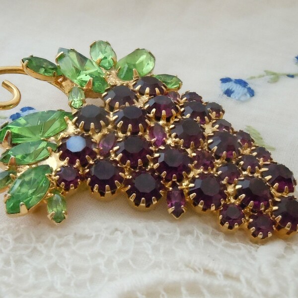 VINTAGE Weiss Unsigned GRAPE Cluster with GREEN Rhinestone Leaves Brooch - Free Shipping