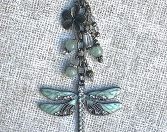 Strass libelle portemonnee-bedel: kwartskralen, antiek bronzen sluiting. Libellebedel, libellecadeau, tasaccessoire, tasbedel met kralen