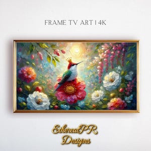 Puede incluir: Una pintura de un colibrí con una corona dorada posado sobre una flor rosa. El colibrí está rodeado de una variedad de flores en tonos de rosa, blanco y morado. El fondo es de un azul y verde suave.