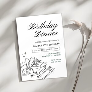 Puede incluir: Una tarjeta de invitación blanca con texto negro que anuncia una "Cena de Cumpleaños" y los detalles del 18 cumpleaños de María. La tarjeta presenta una ilustración floral y cubiertos. Se incluyen los detalles de RSVP.