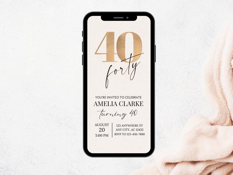 K&ouml;nnte beinhalten: Ein Smartphone zeigt eine digitale Einladung zum 40. Geburtstag von Amelia Clarke. Das Design zeigt goldene Zahlen und Schrift, mit Veranstaltungsdetails wie Datum, Uhrzeit und Ort.