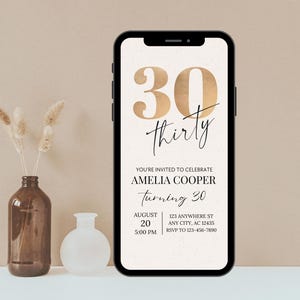 Puede incluir: Una invitaci&oacute;n digital para una fiesta de cumplea&ntilde;os n&uacute;mero 30. La invitaci&oacute;n presenta un n&uacute;mero 30 dorado con la palabra "treinta" escrita en cursiva. La invitaci&oacute;n incluye el nombre Amelia Cooper, la fecha 20 de agosto, la hora 5:00 PM, la direcci&oacute;n 123 Anywhere St, Any City, AC 12435, y el n&uacute;mero de RSVP 123-456-7890.