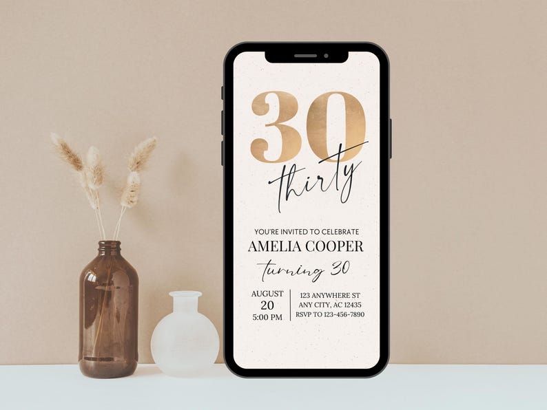 Puede incluir: Una invitaci&oacute;n digital para una fiesta de cumplea&ntilde;os n&uacute;mero 30. La invitaci&oacute;n presenta un n&uacute;mero 30 dorado con la palabra "treinta" escrita en cursiva. La invitaci&oacute;n incluye el nombre Amelia Cooper, la fecha 20 de agosto, la hora 5:00 PM, la direcci&oacute;n 123 Anywhere St, Any City, AC 12435, y el n&uacute;mero de RSVP 123-456-7890.