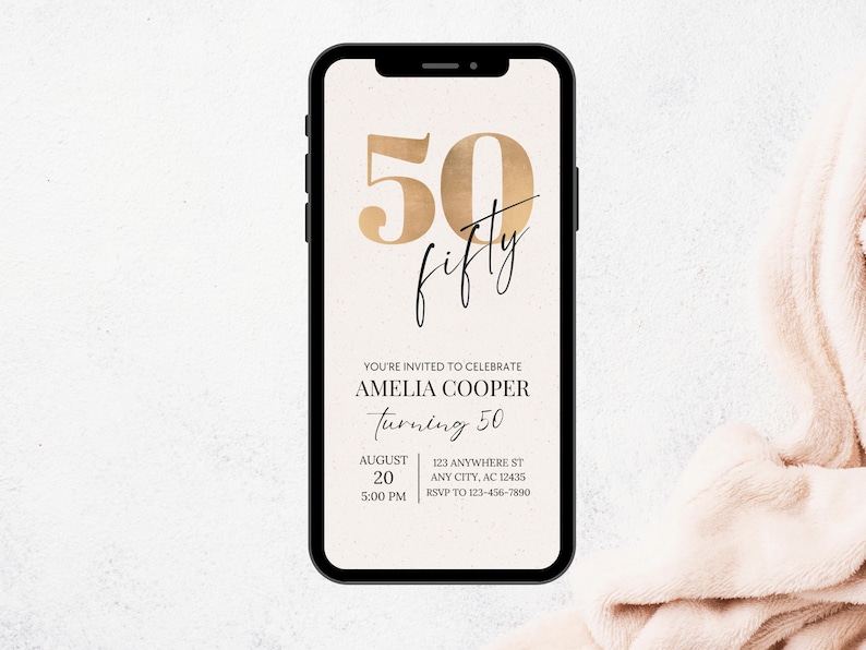 Puede incluir: Un tel&eacute;fono inteligente muestra una invitaci&oacute;n digital para el 50 cumplea&ntilde;os de Amelia Cooper. El dise&ntilde;o presenta n&uacute;meros y escritura dorados, con detalles del evento como fecha, hora y lugar.