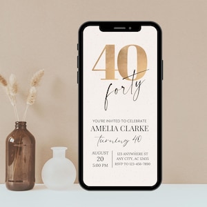 Può includere: Uno smartphone mostra un invito digitale per il 40° compleanno di Amelia Clarke. L'invito presenta un testo dorato che dice "40 forty" e i dettagli dell'evento. Un vaso marrone con fiori secchi e un vaso bianco sono sullo sfondo.