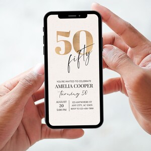 Puede incluir: Un tel&eacute;fono inteligente muestra una invitaci&oacute;n digital para el 50 cumplea&ntilde;os de Amelia Cooper. El dise&ntilde;o presenta n&uacute;meros y letras doradas, con los detalles del evento. El tel&eacute;fono se sostiene con dos manos.