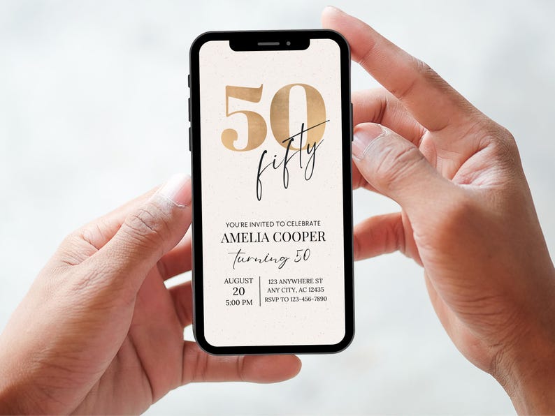 Puede incluir: Un tel&eacute;fono inteligente muestra una invitaci&oacute;n digital para el 50 cumplea&ntilde;os de Amelia Cooper. El dise&ntilde;o presenta n&uacute;meros y letras doradas, con los detalles del evento. El tel&eacute;fono se sostiene con dos manos.
