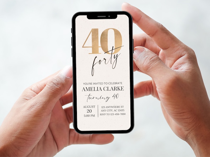 K&ouml;nnte beinhalten: Ein Smartphone zeigt eine digitale Einladung zum 40. Geburtstag von Amelia Clarke. Die Einladung zeigt die goldfarbene Zahl "40", das Wort "forty" und die Veranstaltungsdetails. Das Telefon wird von zwei H&auml;nden gehalten.
