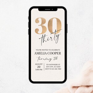 Puede incluir: Una invitaci&oacute;n digital para una fiesta de cumplea&ntilde;os n&uacute;mero 30. La invitaci&oacute;n presenta un n&uacute;mero 30 en l&aacute;mina dorada con la palabra "treinta" escrita en letra cursiva negra. La invitaci&oacute;n incluye el nombre Amelia Cooper, la fecha 20 de agosto, la hora 5:00 PM y la direcci&oacute;n 123 Anywhere St, Any City, AC 12435. El n&uacute;mero de RSVP es 123-456-7890.