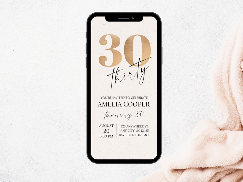 Puede incluir: Una invitaci&oacute;n digital para una fiesta de cumplea&ntilde;os n&uacute;mero 30. La invitaci&oacute;n presenta un n&uacute;mero 30 en l&aacute;mina dorada con la palabra "treinta" escrita en letra cursiva negra. La invitaci&oacute;n incluye el nombre Amelia Cooper, la fecha 20 de agosto, la hora 5:00 PM y la direcci&oacute;n 123 Anywhere St, Any City, AC 12435. El n&uacute;mero de RSVP es 123-456-7890.