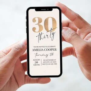 Puede incluir: Una invitaci&oacute;n digital en la pantalla de un tel&eacute;fono inteligente para una fiesta de cumplea&ntilde;os n&uacute;mero 30. La invitaci&oacute;n presenta un n&uacute;mero 30 dorado con la palabra "treinta" escrita en cursiva negra. La invitaci&oacute;n es para la fiesta de cumplea&ntilde;os n&uacute;mero 30 de Amelia Cooper el 20 de agosto a las 5:00 PM. La direcci&oacute;n y la informaci&oacute;n de RSVP est&aacute;n incluidas.