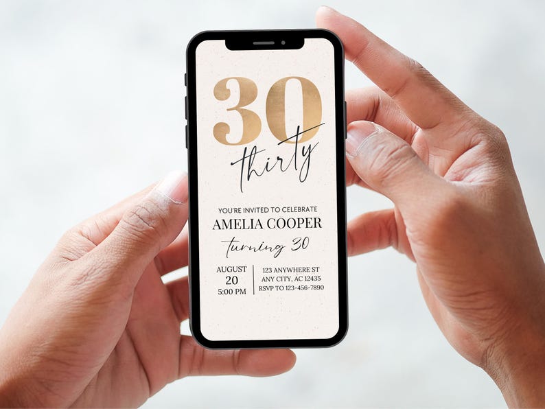 Puede incluir: Una invitaci&oacute;n digital en la pantalla de un tel&eacute;fono inteligente para una fiesta de cumplea&ntilde;os n&uacute;mero 30. La invitaci&oacute;n presenta un n&uacute;mero 30 dorado con la palabra "treinta" escrita en cursiva negra. La invitaci&oacute;n es para la fiesta de cumplea&ntilde;os n&uacute;mero 30 de Amelia Cooper el 20 de agosto a las 5:00 PM. La direcci&oacute;n y la informaci&oacute;n de RSVP est&aacute;n incluidas.