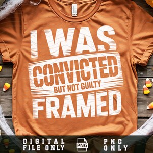 Puede incluir: Una camiseta naranja con el texto "I WAS CONVICTED BUT NOT GUILTY FRAMED" en blanco. La camiseta está rodeada de decoraciones de Halloween, incluyendo caramelos y calabazas.