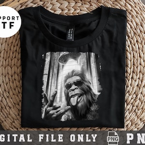 Könnte beinhalten: Schwarzes T-Shirt mit einer Schwarz-Weiß-Grafik von Bigfoot, der eine Sonnenbrille trägt und die Zunge herausstreckt. Das Bild enthält den Text "DIGITAL FILE ONLY PNG" und "SUPPORT DTF".