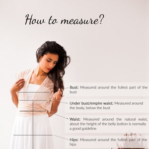 Puede incluir: Diagrama que muestra cómo medir el busto, debajo del busto, la cintura, las caderas y la longitud de un vestido. El diagrama incluye a una mujer con un vestido blanco y una descripción de texto de cada medida.