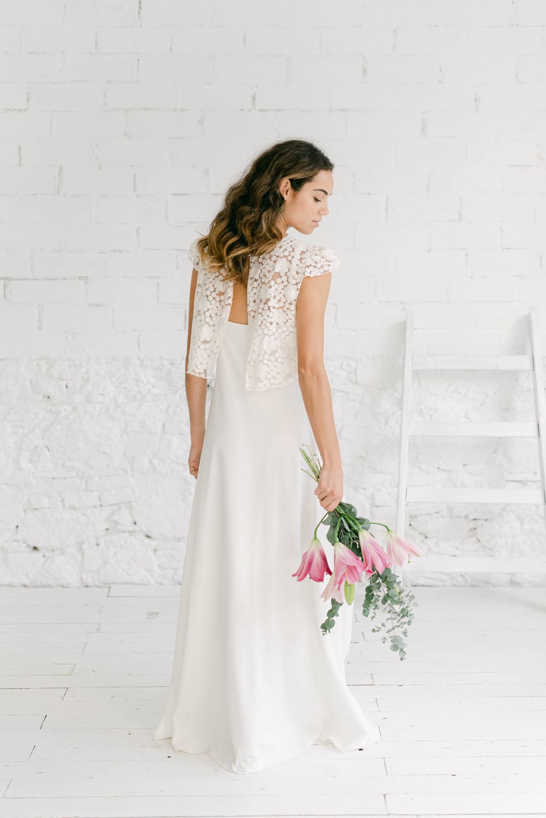 Vestido de novia elegante con espalda abierta, vestido de novia  minismalista con mangas de gorra crop top, vestido de novia moderno con  cubierta de