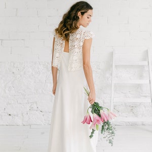 Elegantes Brautkleid mit Offenem Rücken, minismalistisches Brautkleid mit Kappenärmeln Crop Top, modernes Brautkleid mit besticktem Tüll Cover Up