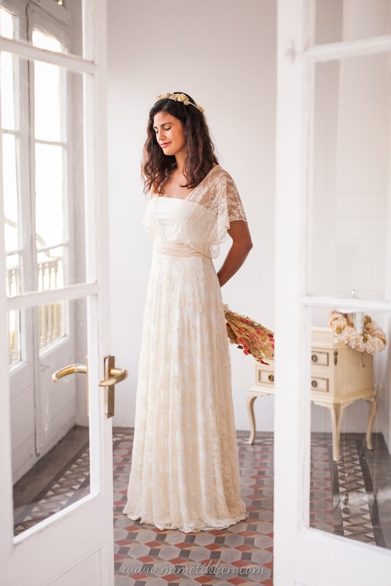 cream lace wedding dress with sleeves