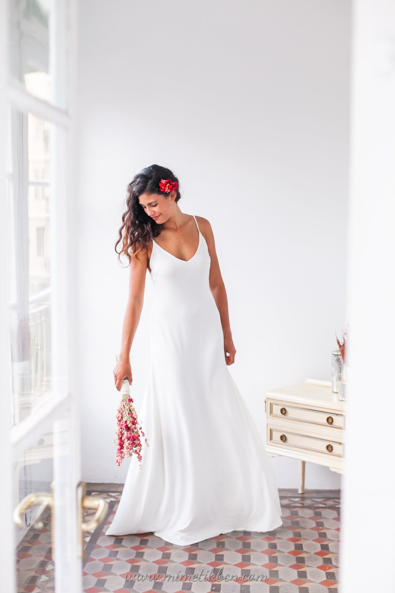 Robe de mariée bretelles fines décolleté dans le dos