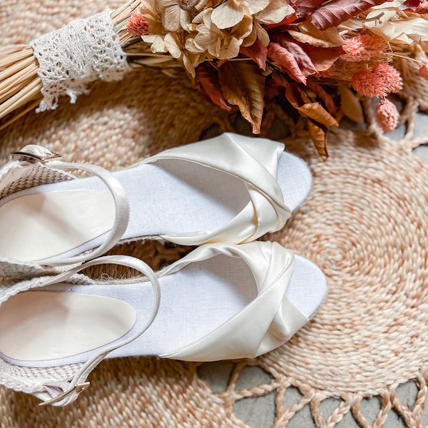 Handgefertigte Braut Espadrilles für bequeme Hochzeit, Peep Toe Wedges Sandalen, handgefertigte Strand Hochzeit Espadrilles in Elfenbein, Damen Brautschuhe